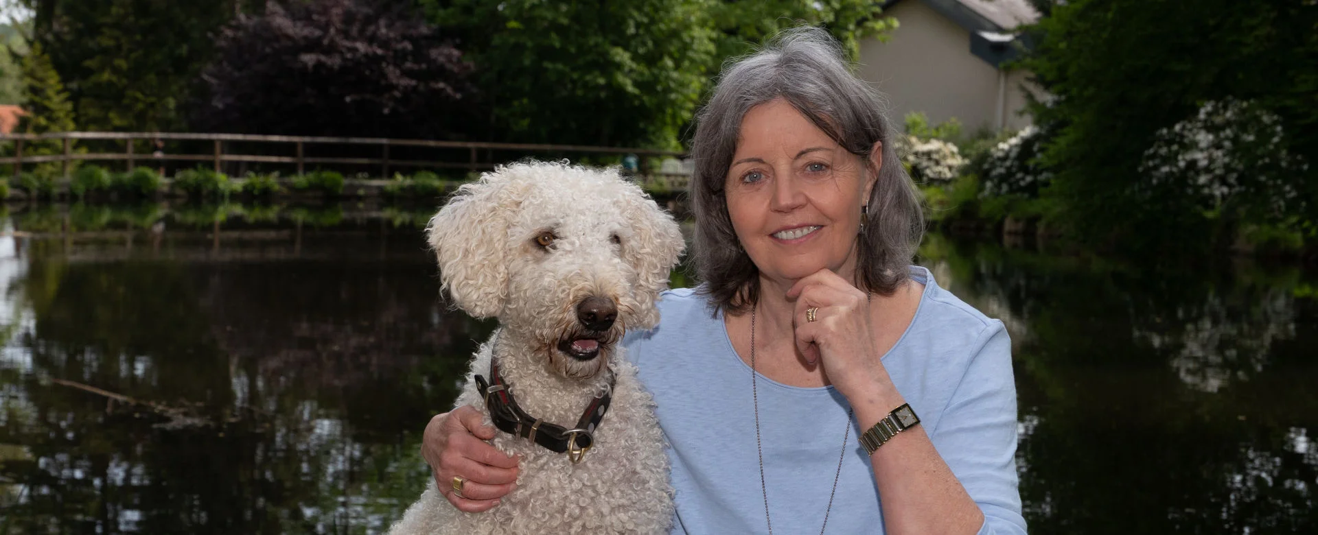 Porträt von Regula Hagenhoff und ihrem Hund Charlie